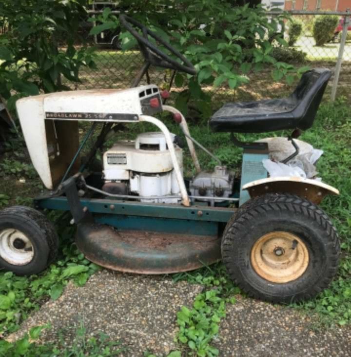 Riding lawnmower