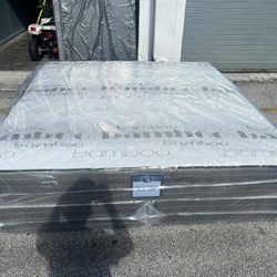 NEW MATTRESS KING SIZE PLUSH WITH BOX SPRING 