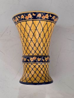 FTD Ceramic Vase 5" Diameter ×7" Height
FTD yellow‑blue floral ceramic vase, 5 in diameter,7 in tall. No chips or cracks. Local pickup only.