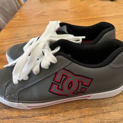 Like New DC Gray Smooth Leather Skater Shoes Size 6 1/2 Bright White Shoelaces
