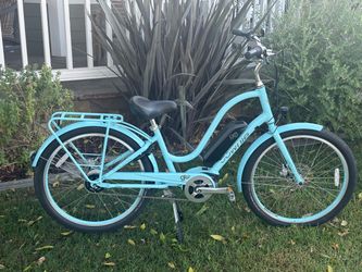 Electra Townie go 5i with bosch  mid drive 4 modes of assist bike inly has 2 miles on it has color matched fenders, rear rack, front and rear lights,c