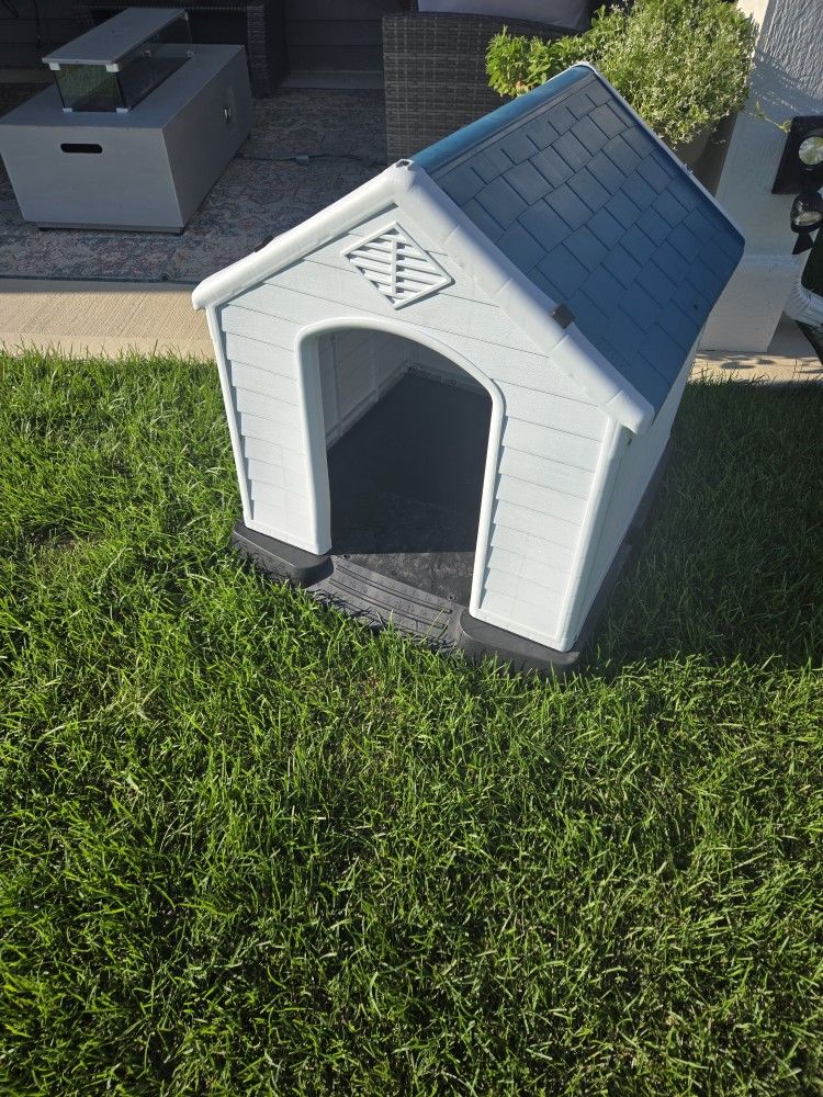 Like New Dog House
