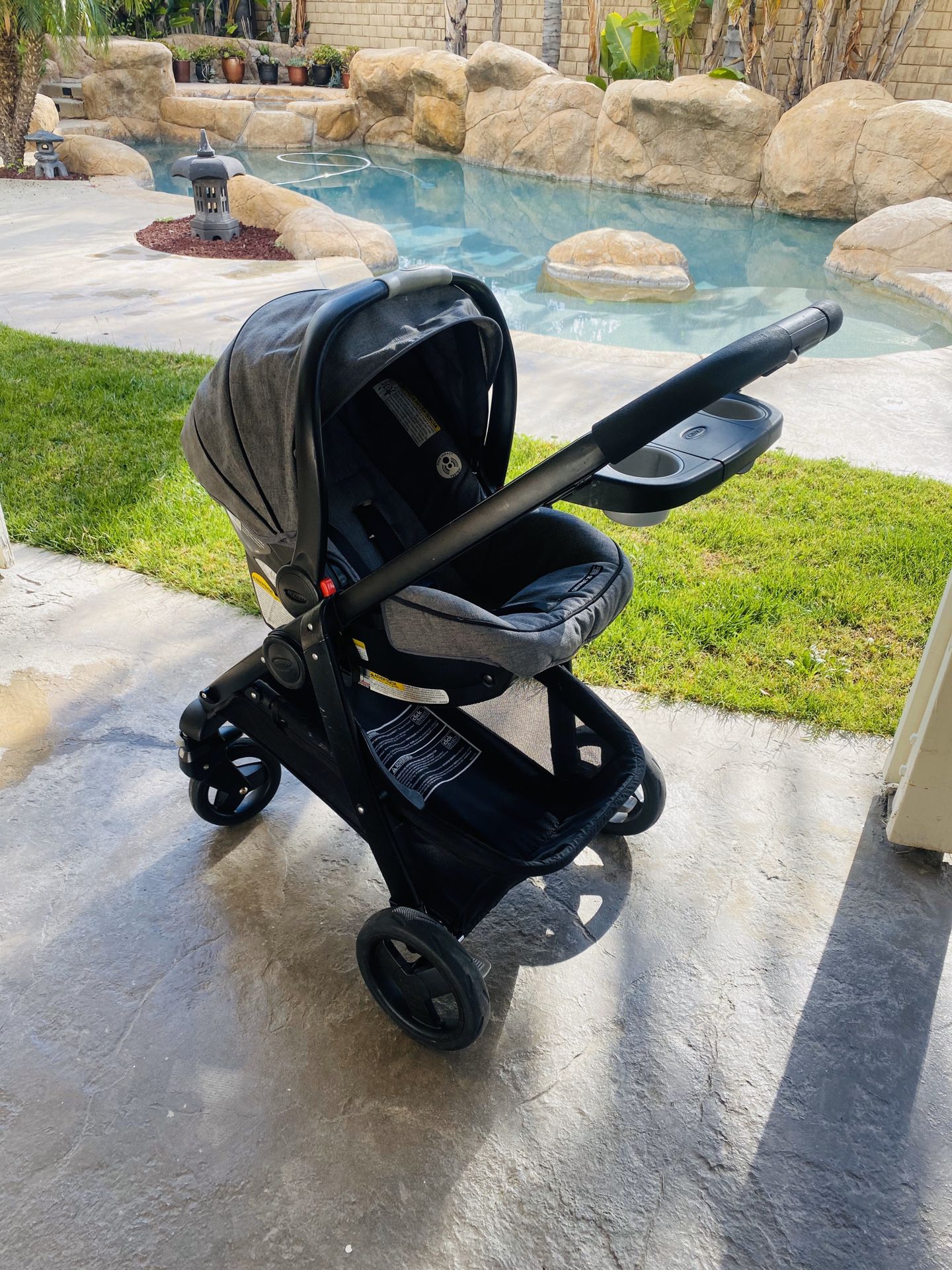 Graco Stroller/Car seat/Carrier comes with base for the car
