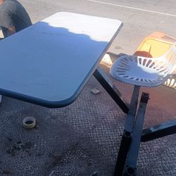 4 Table With A  4 Turn Seat 