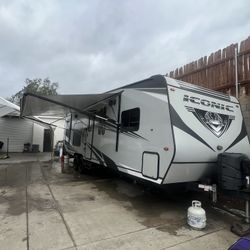 2022 Iconic 27” Toy hauler 