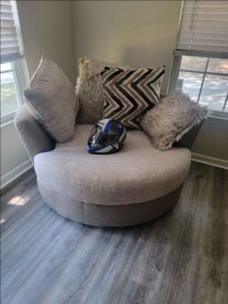 Round Swivel Cuddle Chair