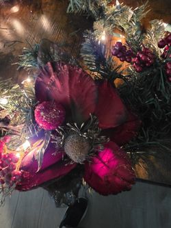 BEAUTIFUL PRE-LIT 9' CHRISTMAS GARLAND  WITH RED POINTESETTIAS, MAGNOLIAS AND RED APPLES