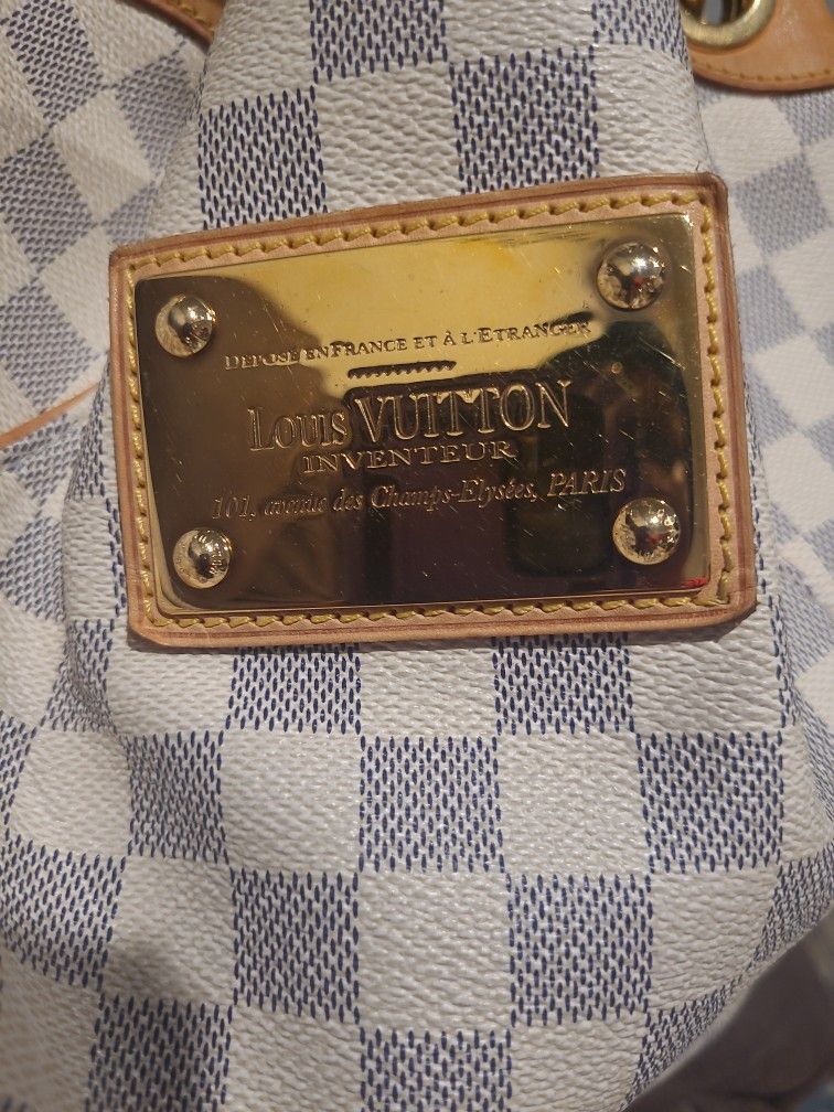 Louis Vuitton Hand Bag for Sale in Hephzibah, GA - OfferUp