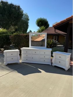 GORGEOUS!! Solid Wood Bedroom Set  Dresser, Mirror, & Matching Nightstands  (Read Description)