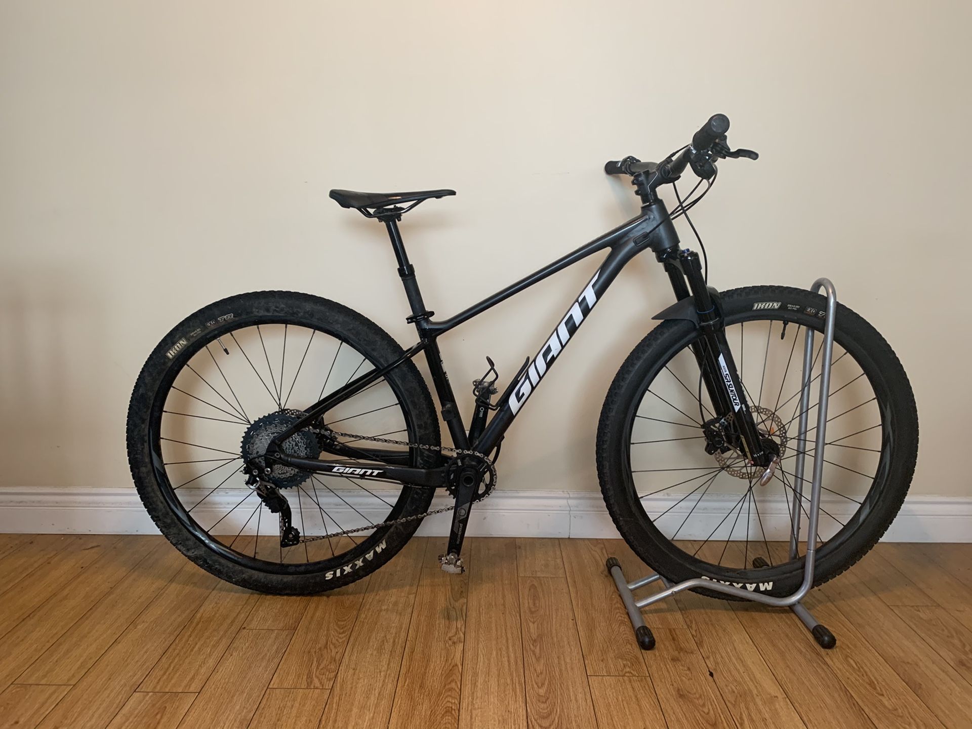 2019 Giant Fathom 29er 1 mountain bike