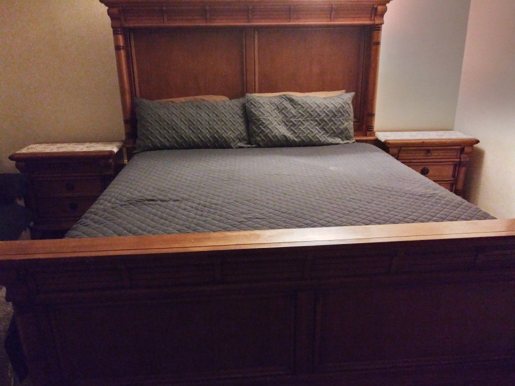 King Size bed w/ 2 night stands