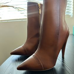 YEV’RAH “Walk on Gold” Cognac Leather Stiletto Boots – Size 38.5 – NEW IN BOX