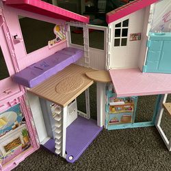 Barbie dollhouse with 3 drawers full of accessories