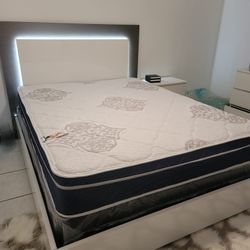 NEW QUEEN PILLOW TOP MATTRESS AND BOX SPRING 😊 