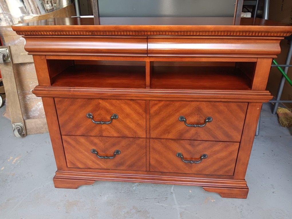 DRESSER. WOOD.