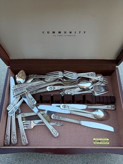 Vintage Oneida silver Plate Tarnish Proof Set With Wooden Chest