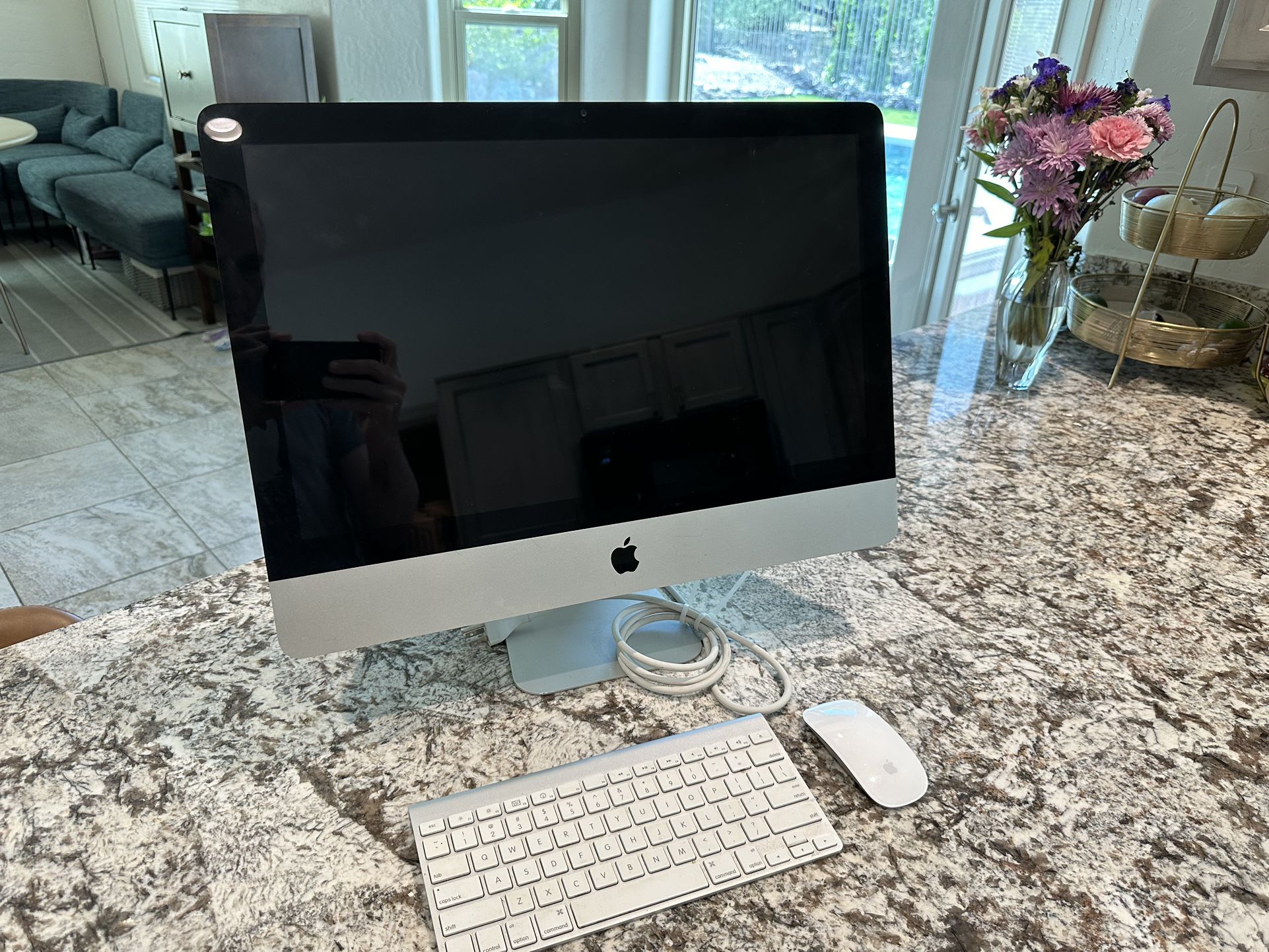 2010 iMac with Keyboard And Mouse 