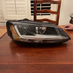 2018 Volkswagen Right Headlight