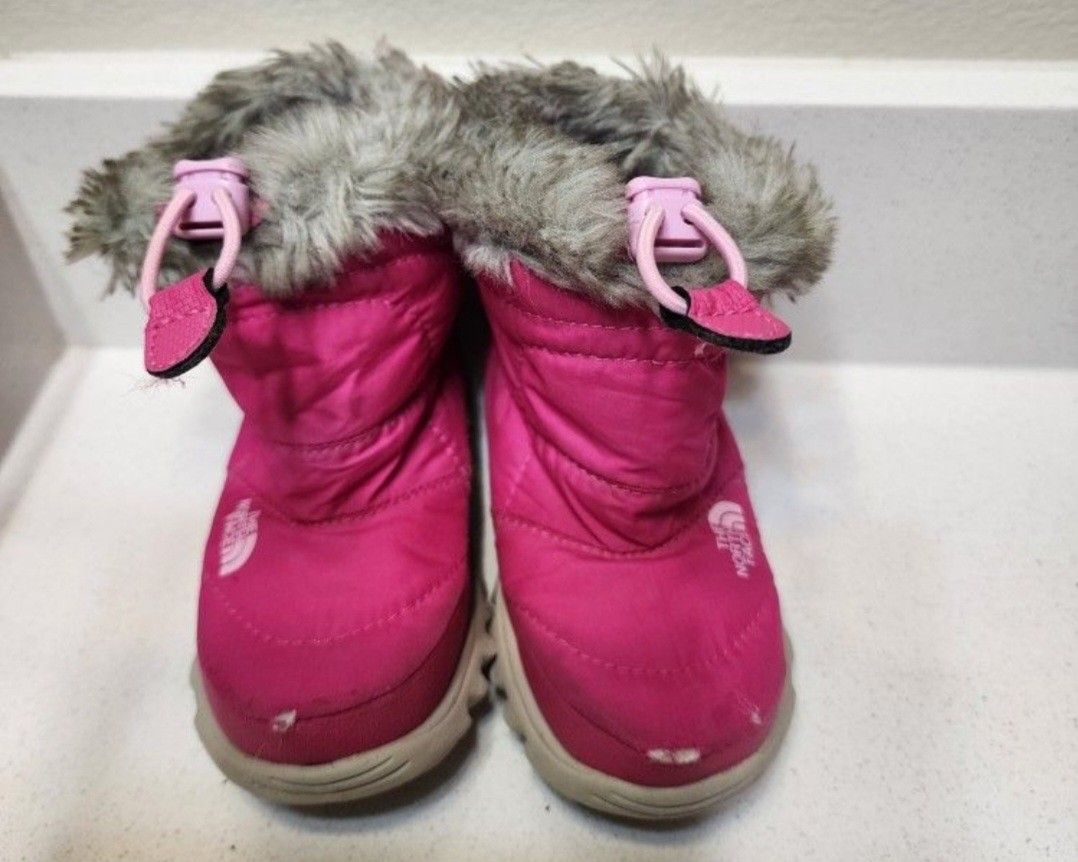 The North Face Girl's boots. Heat seeker. 200 gram insulation. Super light. The photo shows that there are abrasions on the front side of the shoe. Si