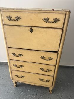 Vintage four drawer dresser