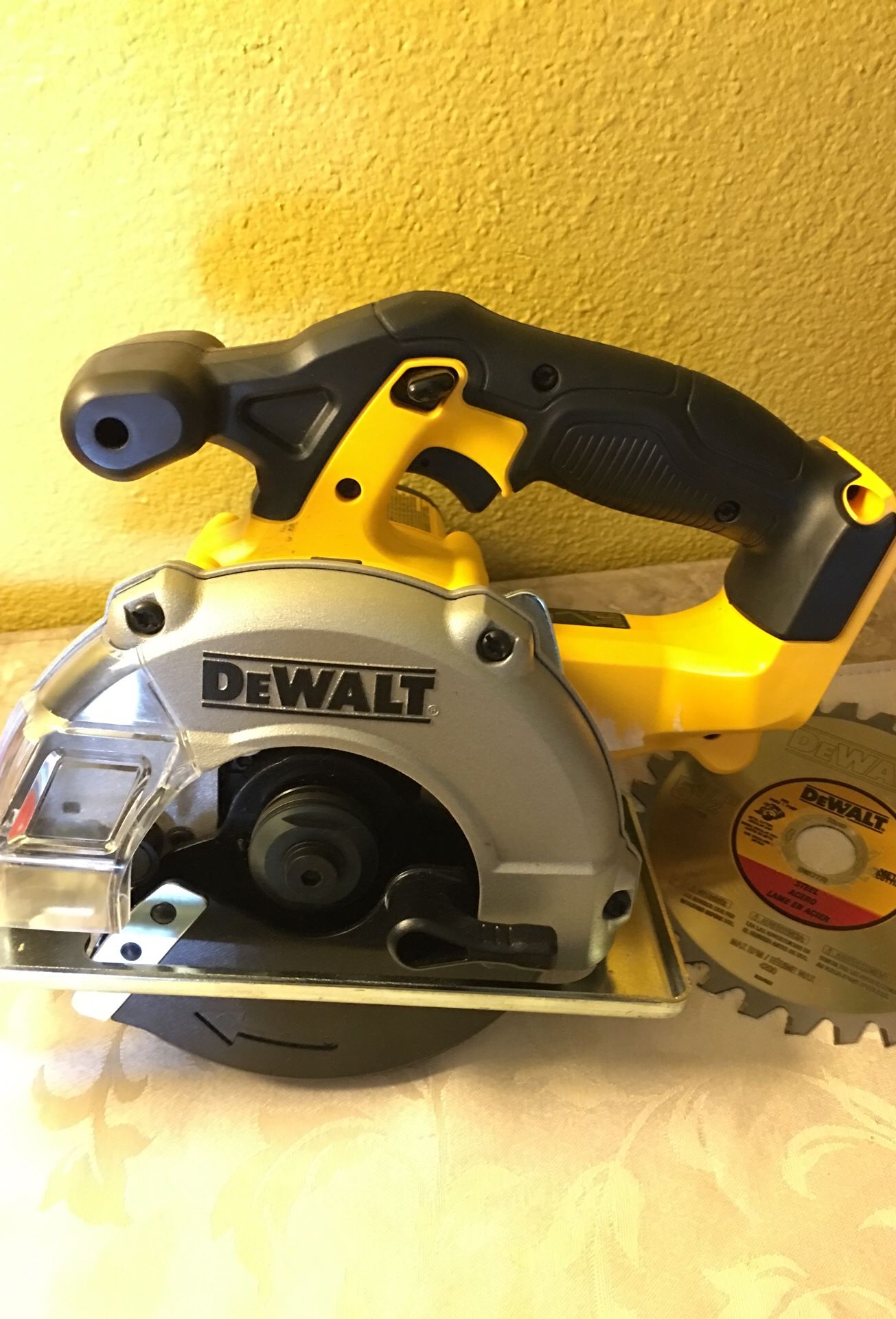 Metal cutter circular saw 5-1/2 Dewalt mod DCS373 used W/ case 20 v Max ( tool only)