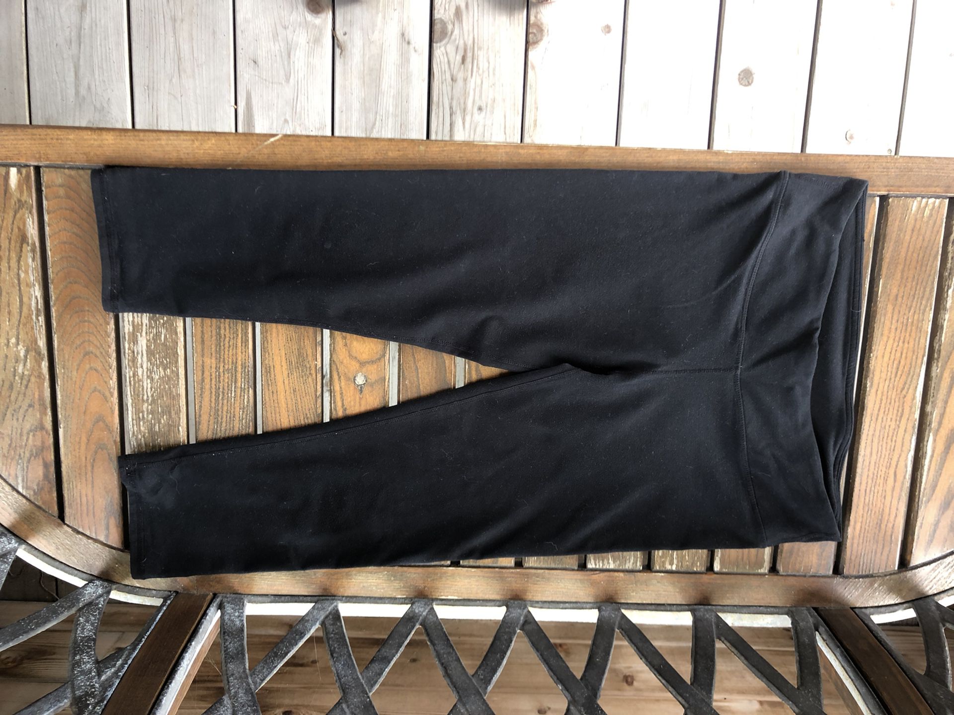 Fabletics black Capri leggings with pocket