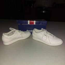 WOMENS 8 1/2 WIDE D WHITE REEBOK SNEAKERS NEW IN BOX
