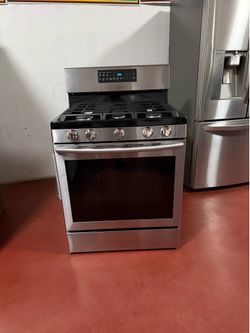 Samsung 5-burner gas stove in very good condition, working perfectly, delivered and installed with a 3-month warranty