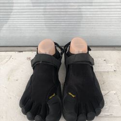 Vibram Men's Black and Yellow FiveFingers FootwearSize 43/10US