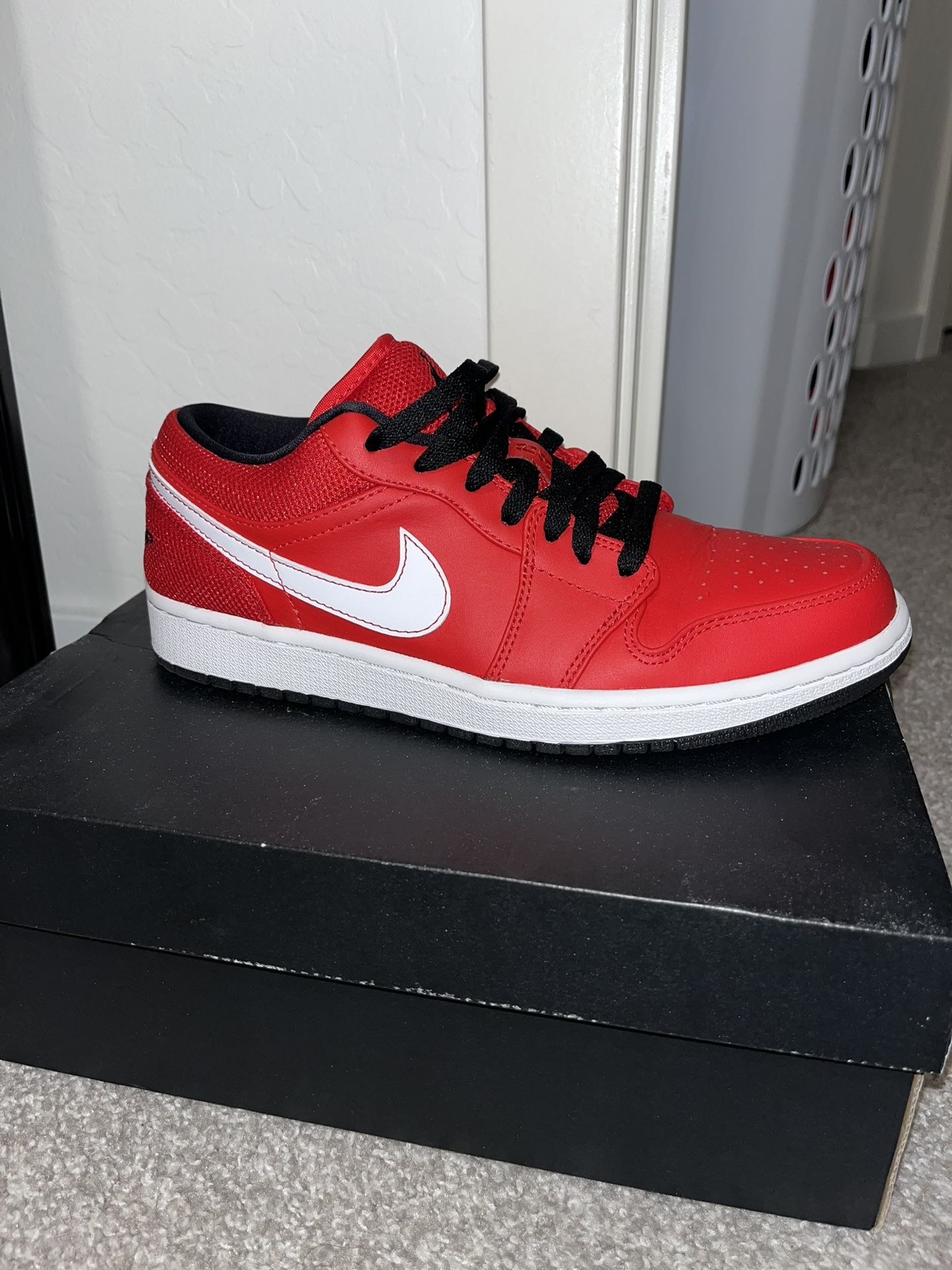 Jordan 1 Low - Men’s 9