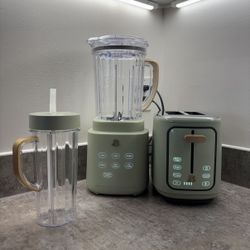 Beautiful Blender And Toaster With Matching Cup (CASH ONLY!! PICKUP ONLY!)