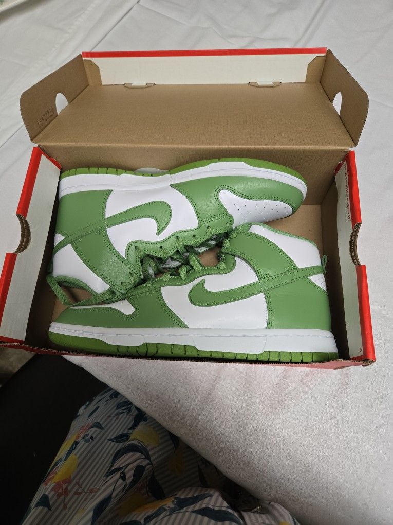 New GREEN NIKE MENS SHOE SIZE 8.5