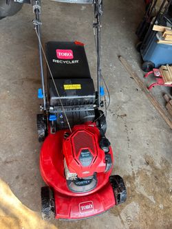 Vendó makina de cortar Sacate marca toro está en buenas condiciones 22 pulgadas