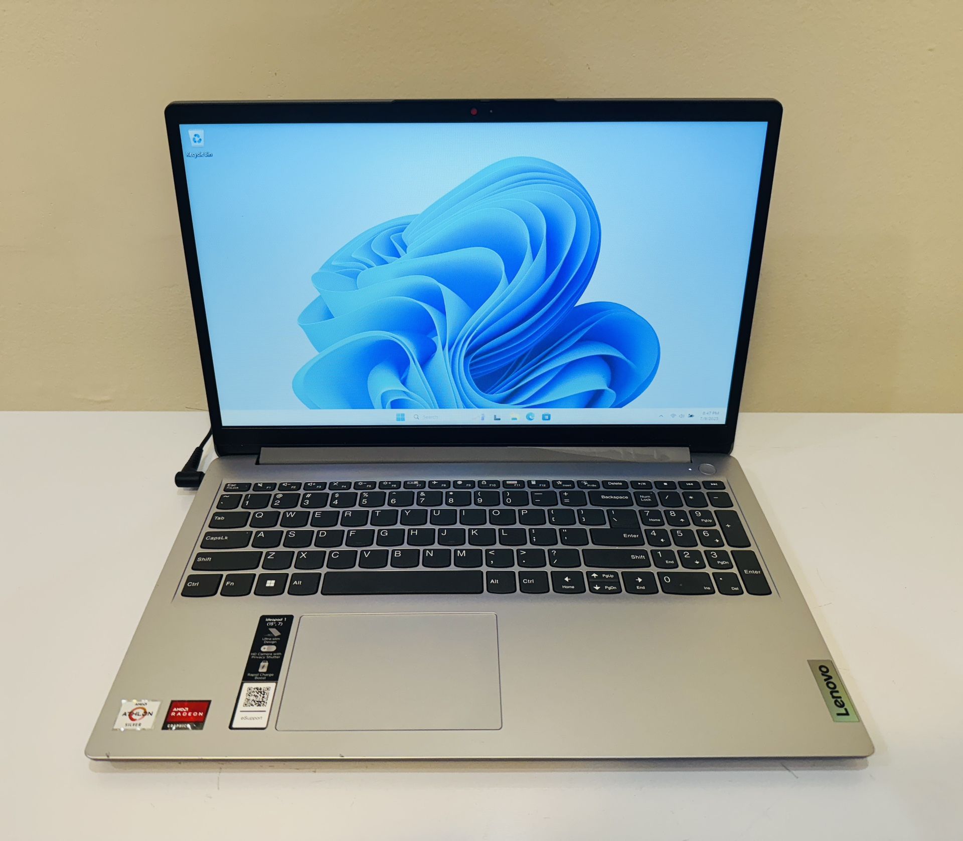 LENOVO Laptop.. AMD CPU @2,3GHz. 12G DDR4. 128G SSD, 2GB Graphics Card. WIFI, Card Reader, USB3, Speakers, New Battery, Charger, 15,6” Screen. Win11 P