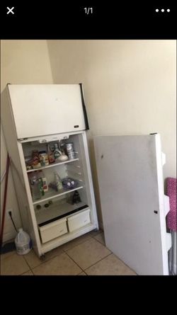 FREE GRATIS. The door needs to be fixed & it needs to be cleaned a deep clean. Tiene que arreglar la puerta y necesita una limpiada profunda