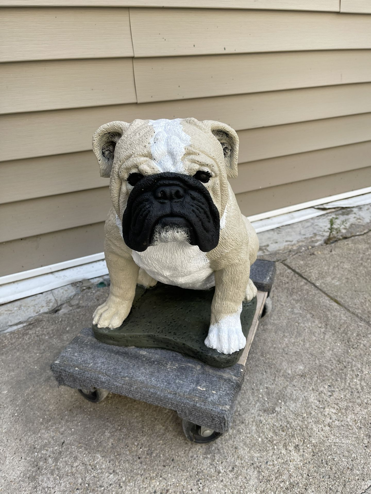 CONCRETE ENGLISH BULLDOG STATUE/ Estatua