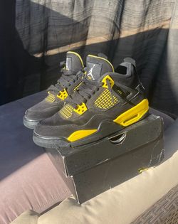Jordan 4 “Thunder” GS Size 5.5Y