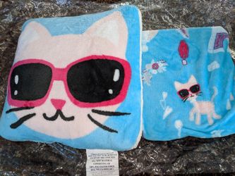 Kids pilow with blanket.