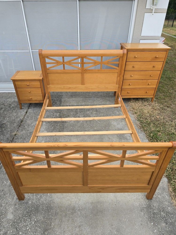 3 PC Solid Wood Pine Queen Bedroom Set 