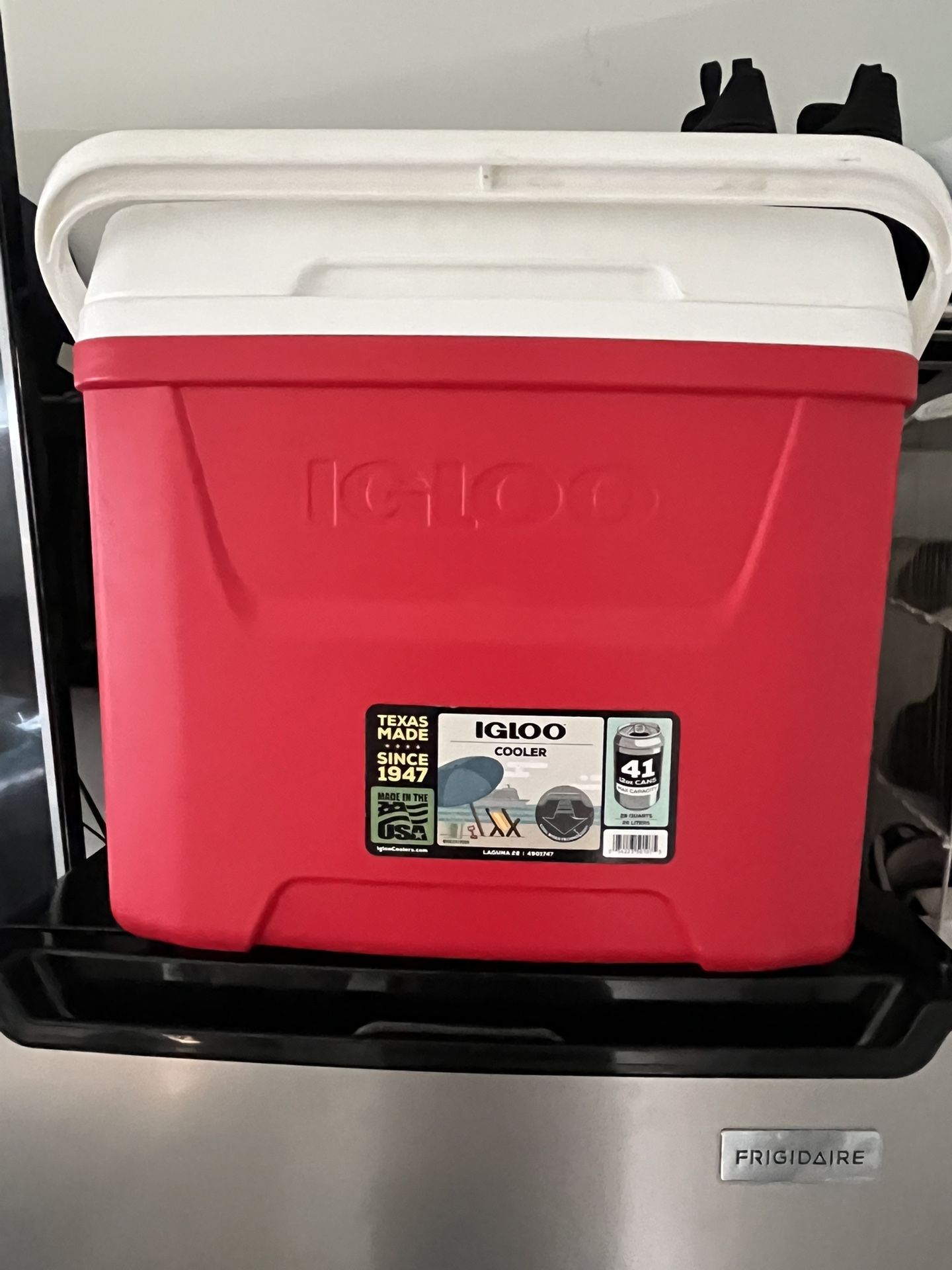 Red Igloo Cooler 28 quarts qts 26 liters