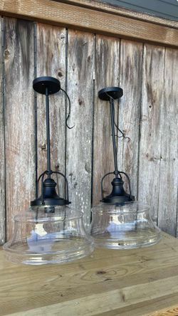 PENDANT LIGHTS WITH CURVED CLEAR GLASS 