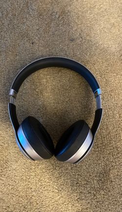 Beats solo 2 wireless comes with charging cable, case and wires