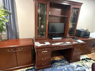 Desk/ Hutch With Lighting And 2 File Cabinets 