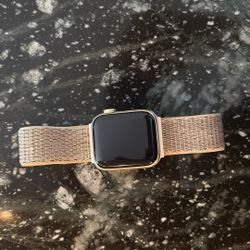 Apple watch SE 2 40mm aluminum case (with charger)