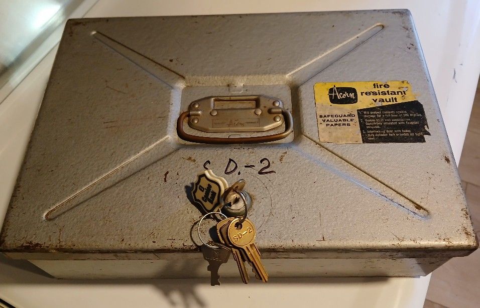 Vault / Safe , Fire Resistant , Vintage , Includes Four Keys