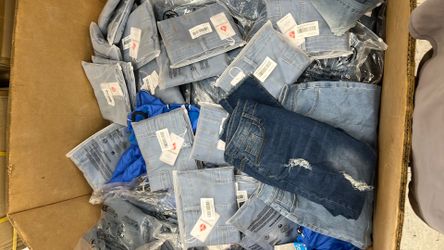 Wholesale Mixed Women’s Clothing – Jeans, Denim Skirts & Pants – MOQ 50