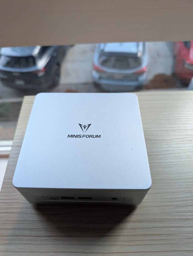 Minisforum UM870 Slim Mini PC - AMD 8745HS, 32GB DDR5, 1TB SSD