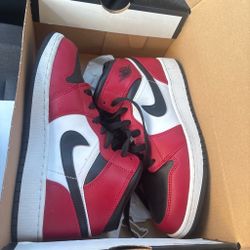 Air Jordan 1 Mid Chicago Red Black White