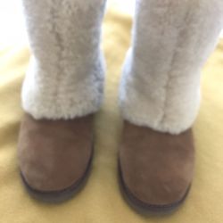 UGG winter boots size 7. Barely Used . n great condition.