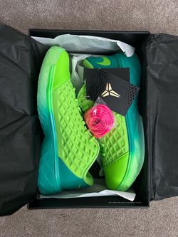 Kobe protro low 3 sz 12 Nike grinch green.